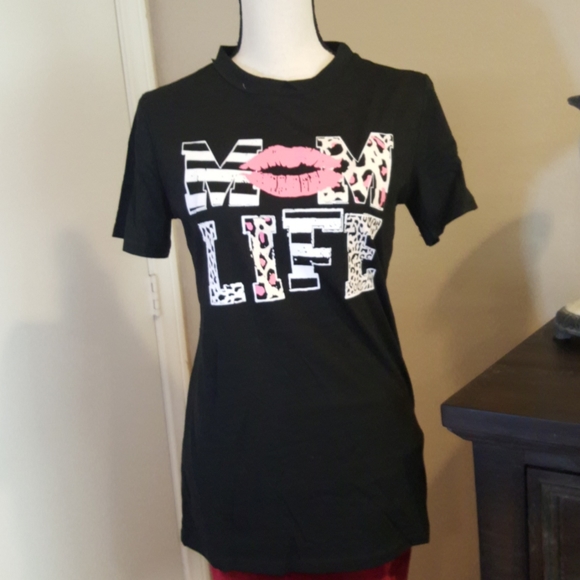 #momlife tee in black leopard lips - Picture 6 of 7